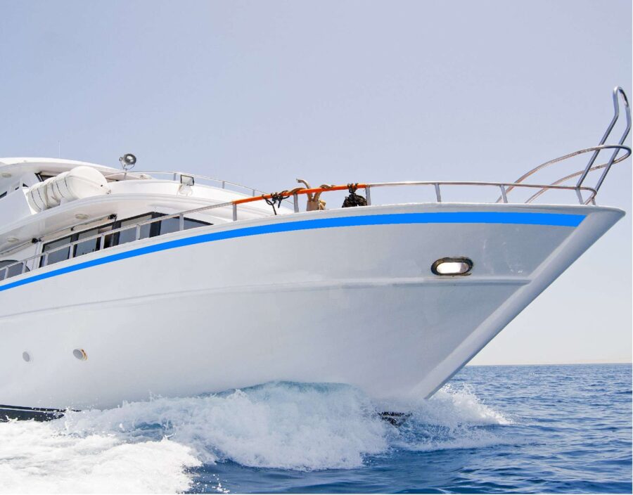 Große Yacht mit blauem Bootszierstreifen