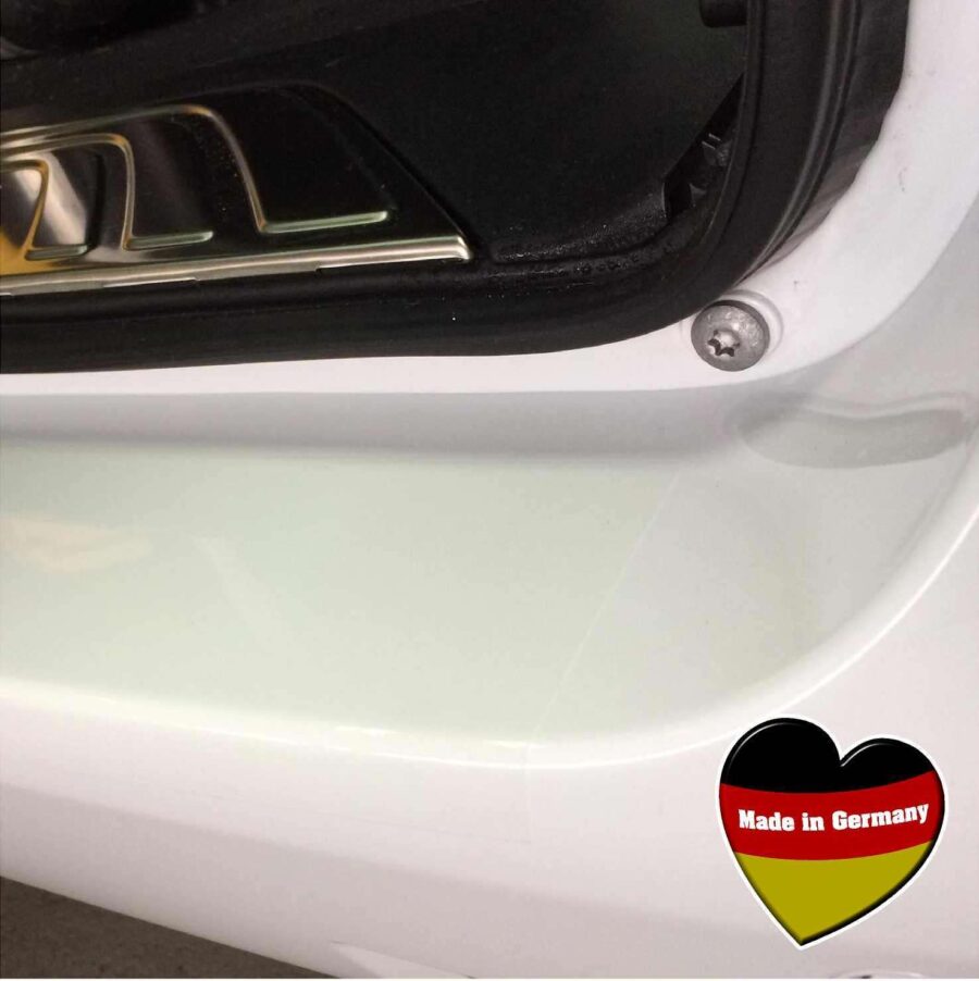 Weißer Fahrzeuglack mit aufgeklebter transparenter Ladekantenschutzfolie im Bereich des Türeinstiegs.