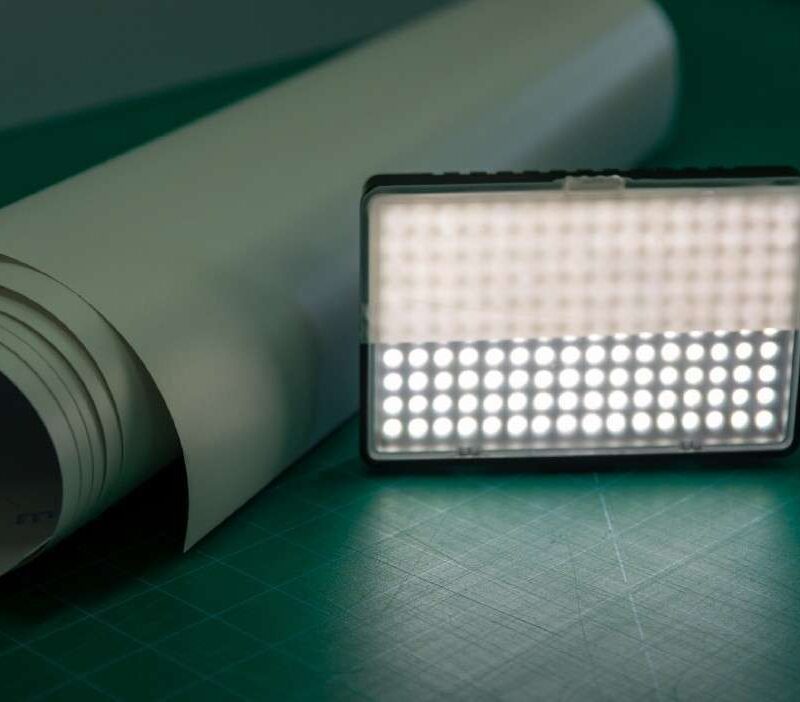 LED Strahler Vergleich, oben LED Diffusorfolie selbstklebend 30 Prozent für weichere Lichtverteilung, unten ohne Diffusionsfolie mit sichtbaren LED Punkten