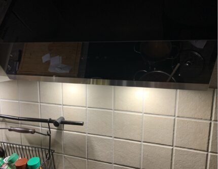 Unterbau-LED-Spots in der Küche leuchten eine geflieste Rückwand aus. Das Licht wirkt dank 60 % Diffusorfolie sanft und blendfrei.