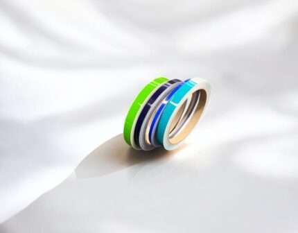 Vier glänzende Boots Zierstreifen Rollen in Hellgrün, Dunkelblau, Türkis und Weiß.