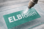 ELBfolien Schriftzug wird mit Oramask 831 Sandstrahlfolie auf Glas sandgestrahlt für präzise Glasbeschriftung Hamburg