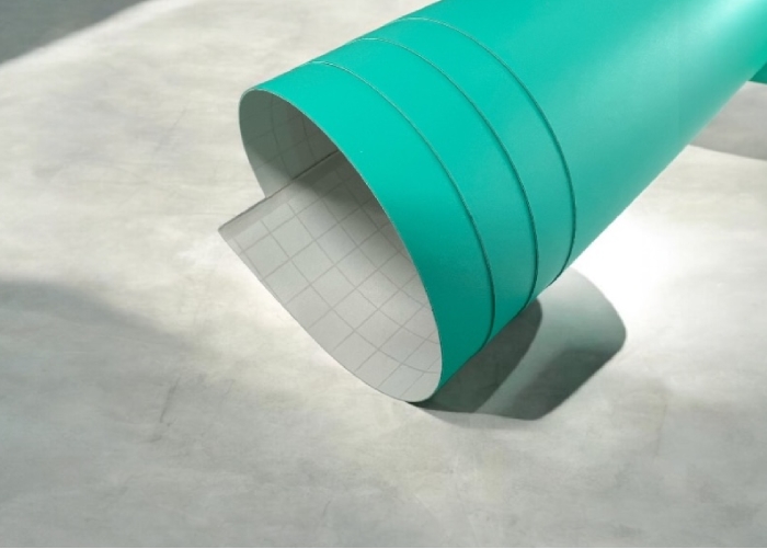 grüne Sandstrahlfolie auf Rolle mit kariertem Abdeckpapier für Plotter- und Maskierarbeite