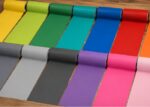 Matte Selbstklebefolien als Restfolien in vielen Farben auf Holzuntergrund ausgerollt - ideal für Möbel, Bastelarbeiten, Fahrzeugdesign und Werbetechnik