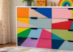 Bunte Kommode mit matten Selbstklebefolien beklebt - kreative Möbelgestaltung mit farbigen Restfolien im Kinderzimmer