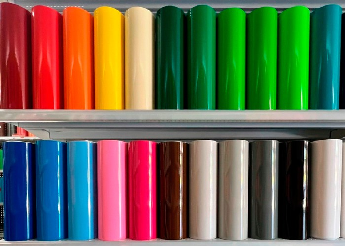 Plotterfolien in verschiedenen Farben im Folienlager von Elbfolien, hochwertige Folienrollen für Beschriftungen und Hobbyplotter