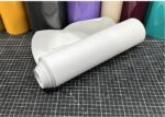 ORACAL 010 Weiß matt selbstklebende Plotterfolie, aufgerollt mit weißem Trägerpapier auf einer karierten Schneidematte