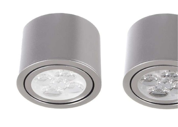 Zwei LED-Decken-Spots im Vergleich: Links mit aufgeklebter 30 % Diffusorfolie, rechts ohne Lichtstreuung.