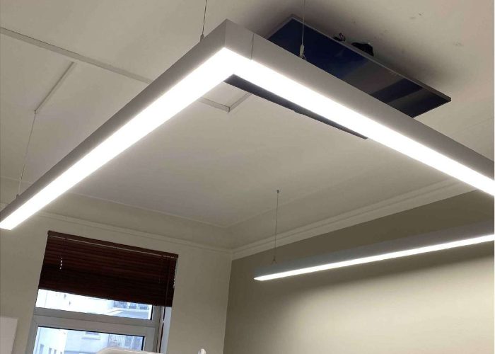 Deckenleuchte mit aufgebrachter Diffusorfolie für angenehm gestreutes LED Licht