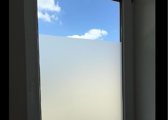 milchglasfolie auf einer glasscheibe