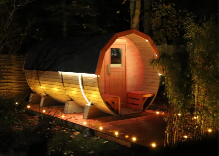 Rundes Gartenhaus bei Nacht beleuchtet